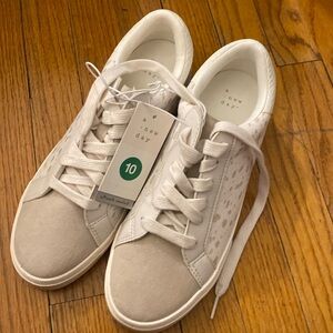 NWT—Maddison sneakers white/gold size 10